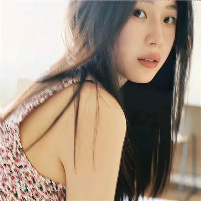 穿着旗袍的女孩